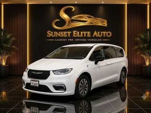 Used 2024 Chrysler Pacifica Limited FWD image 1