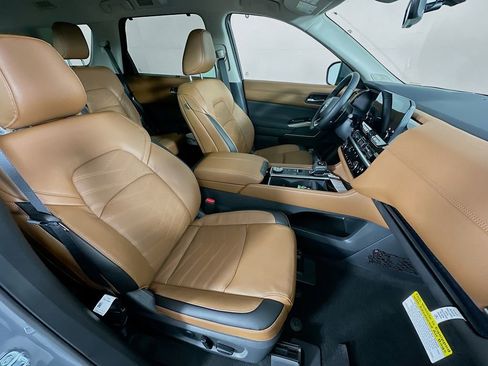 New 2025 Nissan Pathfinder Platinum w/ Black Appearance Package image 37