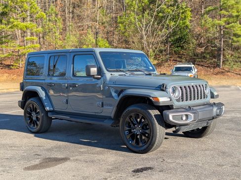 Used 2025 Jeep Wrangler Sahara image 11