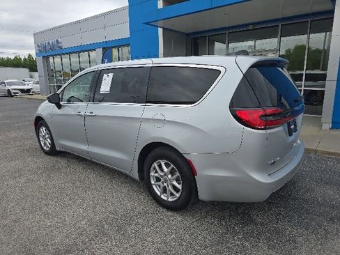 Used 2024 Chrysler Pacifica Touring-L FWD image 3