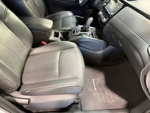 Used 2017 Nissan Rogue SV w/ SV Premium Package image 29