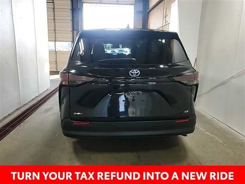 Used 2025 Toyota Sienna LE image 17