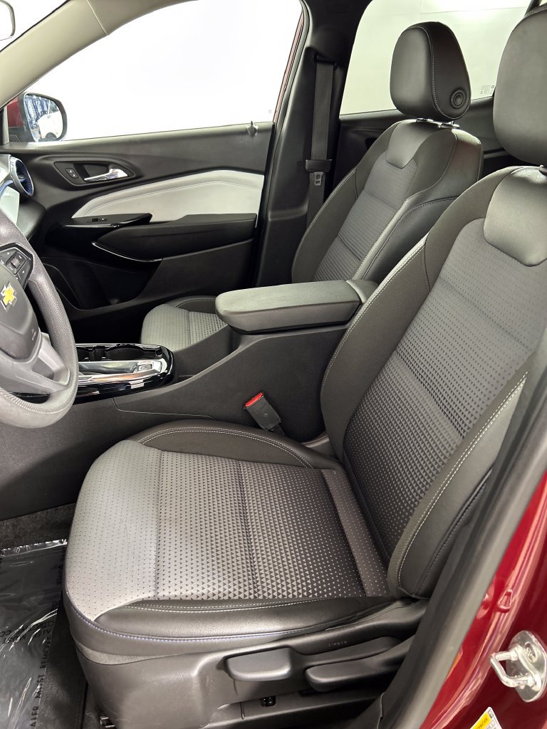 Used 2025 Chevrolet Trax LT FWD image 12