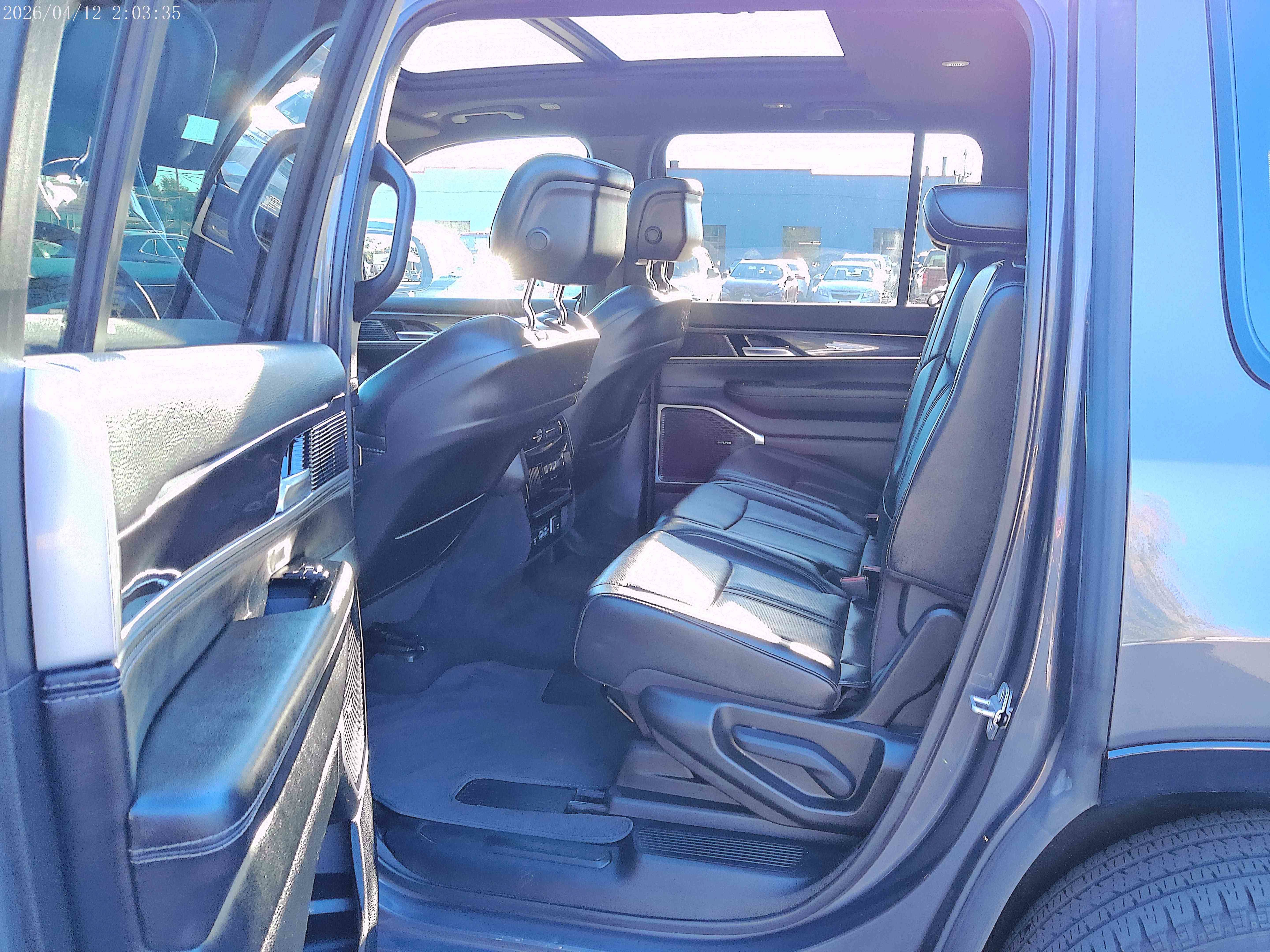 Used 2023 Jeep Wagoneer 4WD w/ Premium Group I image 18