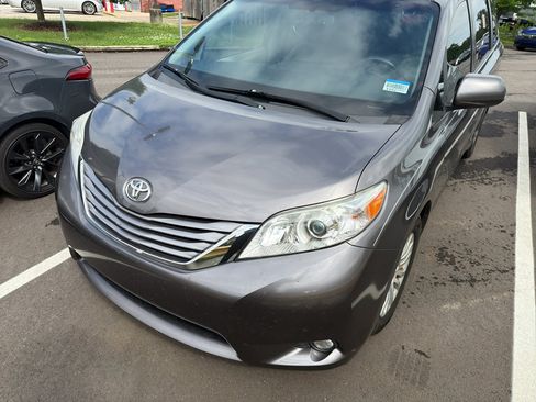 Used 2017 Toyota Sienna XLE w/ XLE Navigation Package FWD image 2