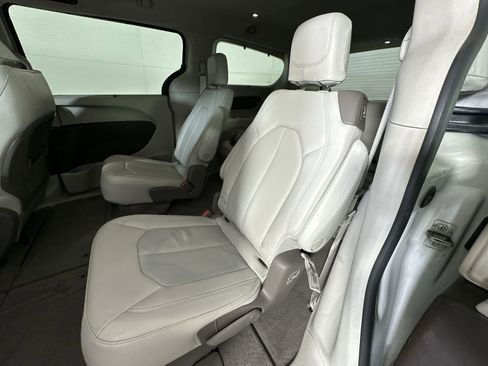 Used 2020 Chrysler Pacifica Touring-L w/ Tire & Wheel Group image 23