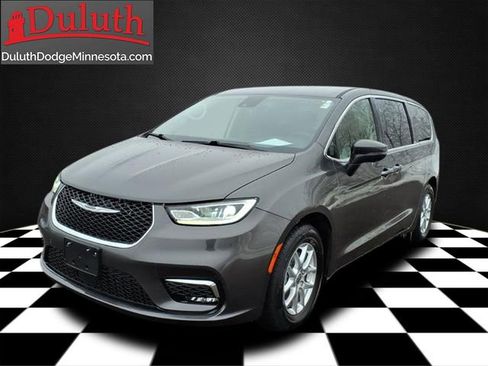 Used 2023 Chrysler Pacifica Touring-L image 1