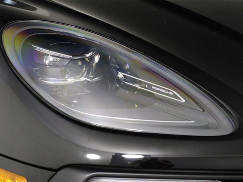 Certified 2025 Porsche Macan image 28