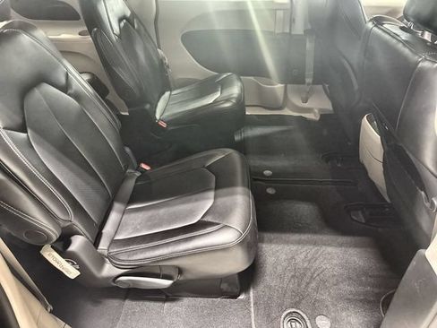 Used 2024 Chrysler Pacifica Touring-L FWD image 27