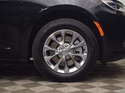 Used 2023 Chrysler Pacifica Touring-L image 32