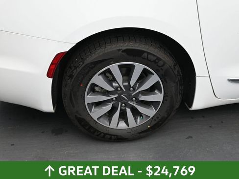 Used 2023 Chrysler Pacifica Limited FWD image 15