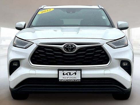 Used 2022 Toyota Highlander XLE image 2