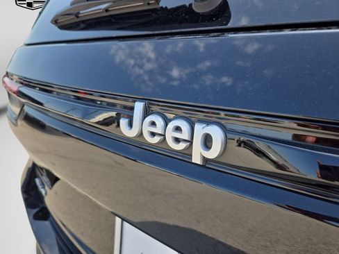 Used 2025 Jeep Grand Cherokee Laredo w/ Luxury Tech Group I AWD/4WD image 42