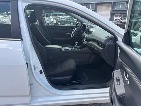 Used 2025 Nissan Sentra SV FWD image 17
