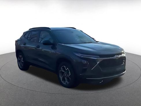 Used 2025 Chevrolet Trax LT image 3
