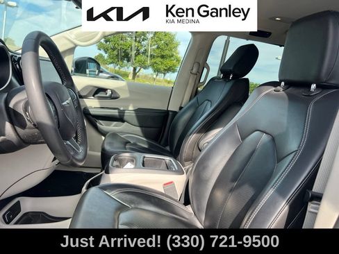 Used 2023 Chrysler Pacifica Touring-L FWD image 11
