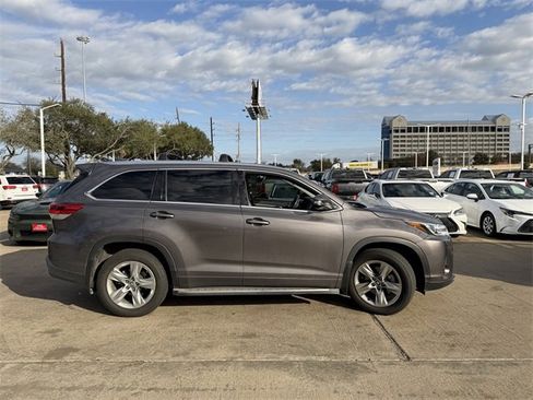 Used 2017 Toyota Highlander Limited image 4