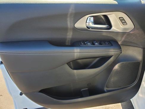 New 2026 Chrysler Pacifica Select image 18