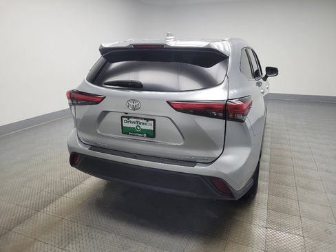 Used 2022 Toyota Highlander XLE image 7