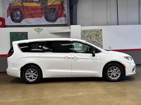 Used 2024 Chrysler Pacifica Touring-L FWD image 4