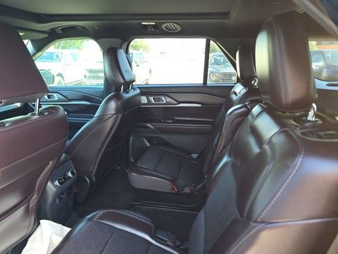 Used 2026 Ford Explorer Platinum RWD image 9