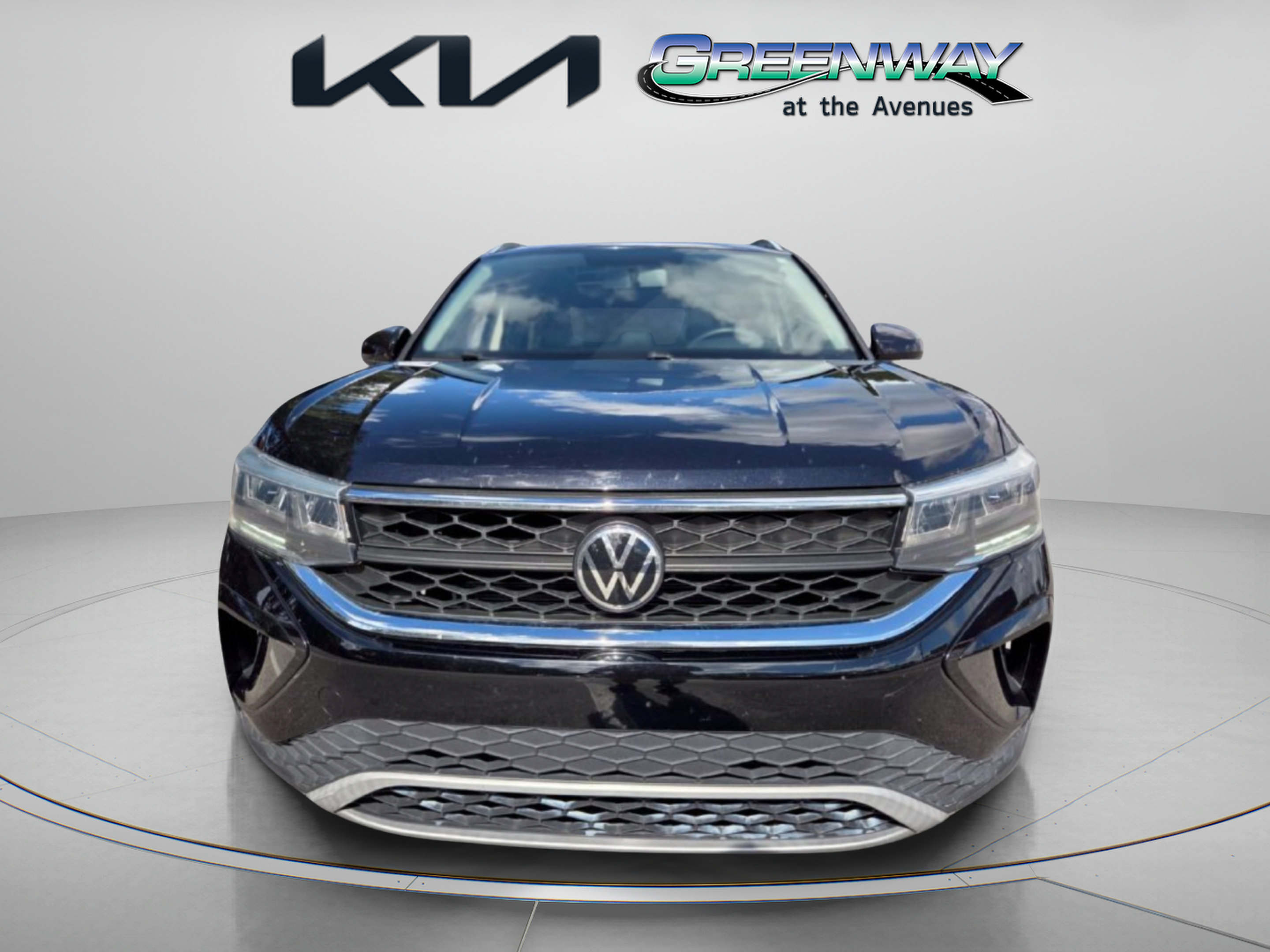 Used 2022 Volkswagen Taos SE w/ Panoramic Sunroof Package FWD image 2