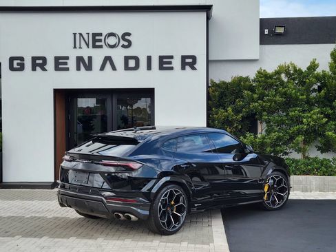 Used 2023 Lamborghini Urus Performante AWD/4WD image 3