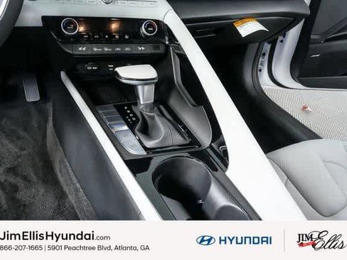 New 2025 Hyundai Elantra Limited image 17
