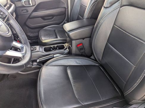 Used 2018 Jeep Wrangler Unlimited Sahara image 17