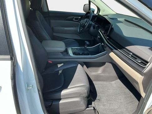 Used 2025 Kia Carnival FWD image 16
