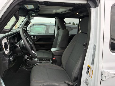 Used 2025 Jeep Wrangler Sahara image 25