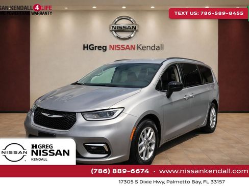 Used 2024 Chrysler Pacifica Touring-L FWD image 1
