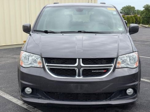 Used 2019 Dodge Grand Caravan SXT FWD image 2