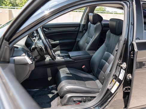 Used 2018 Honda Accord Touring image 15