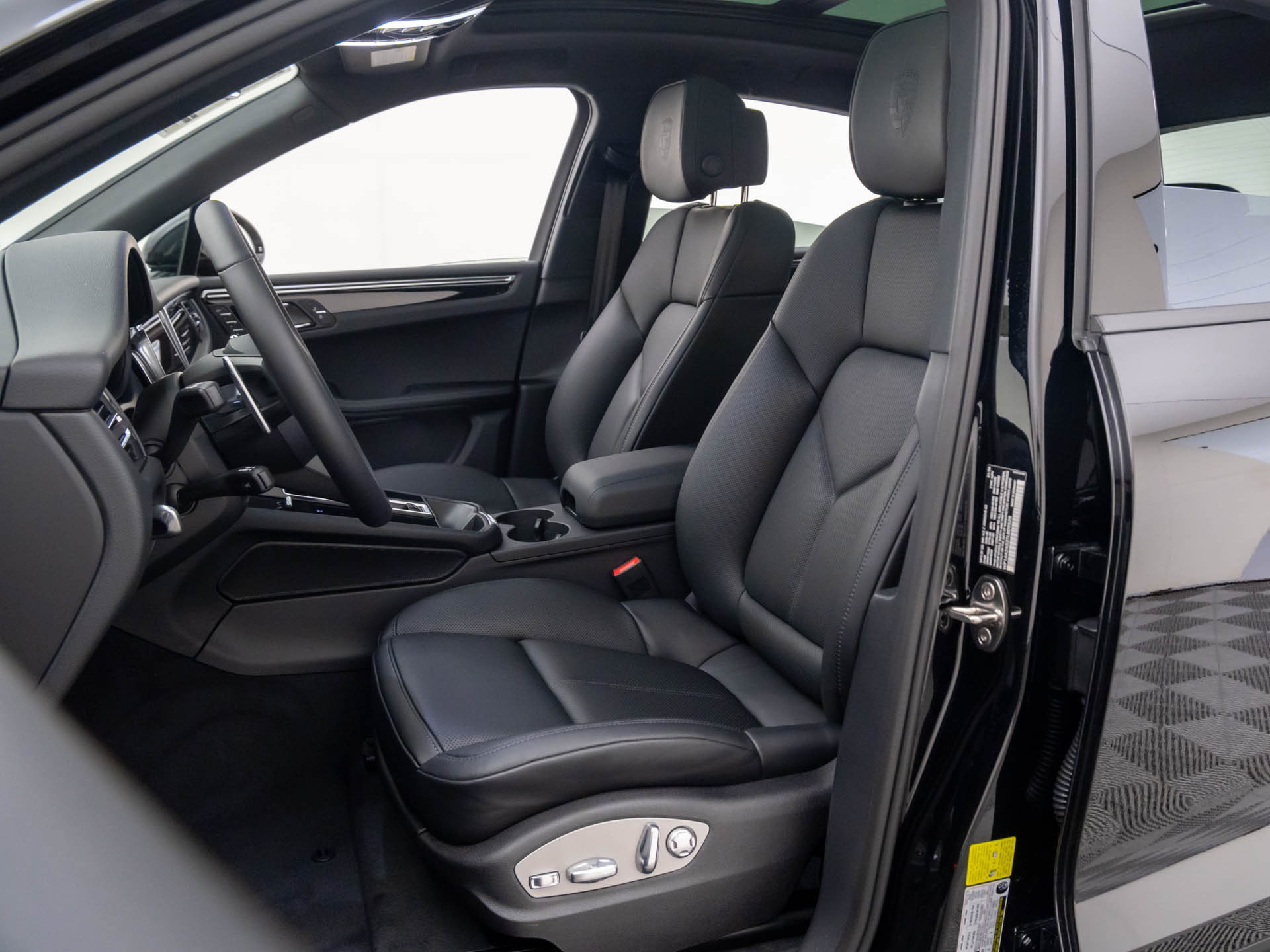 Certified 2026 Porsche Macan AWD/4WD image 5