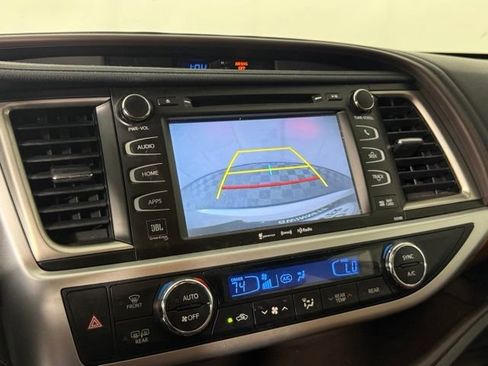Used 2018 Toyota Highlander Limited FWD image 21