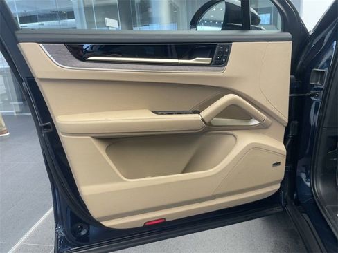Certified 2025 Porsche Cayenne E-Hybrid Coupe image 10