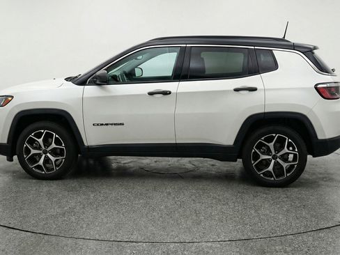 Used 2025 Jeep Compass Limited image 5
