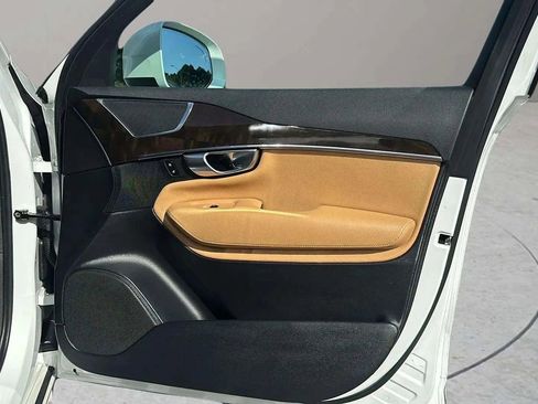 Used 2017 Volvo XC90 T6 Momentum w/ Vision Package image 19