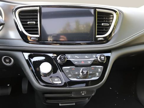 New 2026 Chrysler Pacifica Select FWD image 24