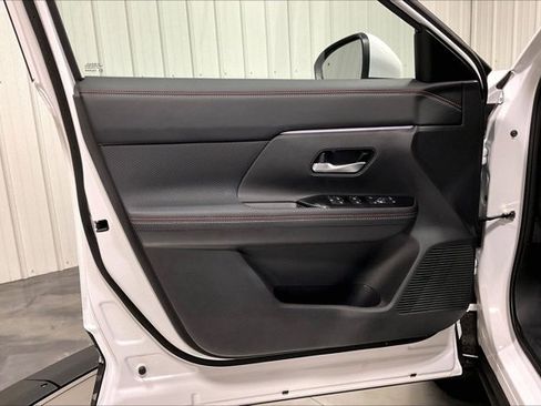 Used 2025 Nissan Kicks SR AWD/4WD image 23
