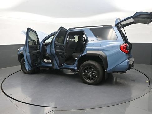 Used 2025 Toyota 4Runner SR5 AWD/4WD image 33