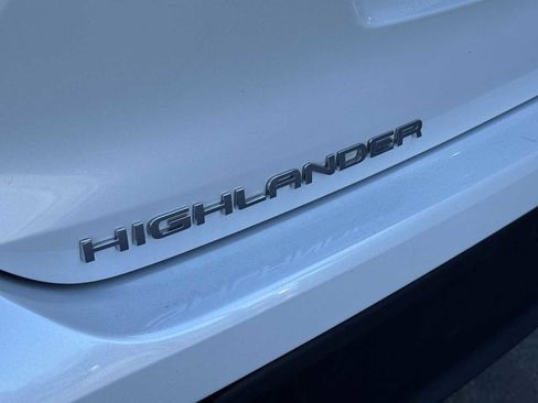 Used 2024 Toyota Highlander LE image 12