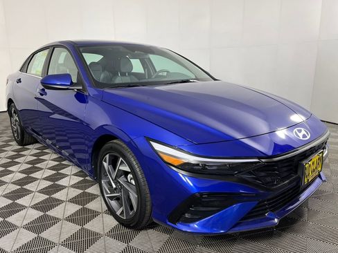Used 2025 Hyundai Elantra SEL image 3