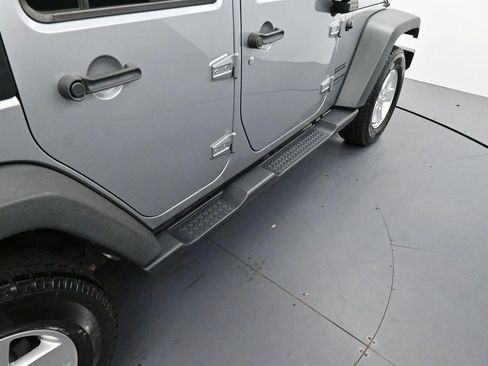 Used 2018 Jeep Wrangler Unlimited Sport S AWD/4WD image 9