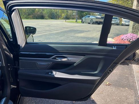 Used 2018 BMW 750i xDrive image 20