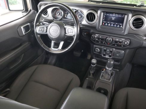 Used 2020 Jeep Gladiator Overland w/ Trailer Tow Package AWD/4WD image 15