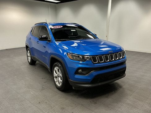 Used 2025 Jeep Compass Latitude AWD/4WD image 7