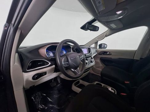 Used 2023 Chrysler Voyager LX FWD image 18