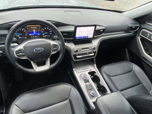 Used 2021 Ford Explorer XLT w/ Equipment Group 202A image 12